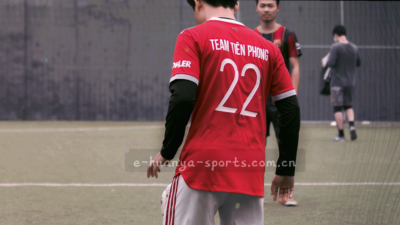 夜间球场看台的安静局部，照明灯稀疏亮起，整体色调偏深空蓝